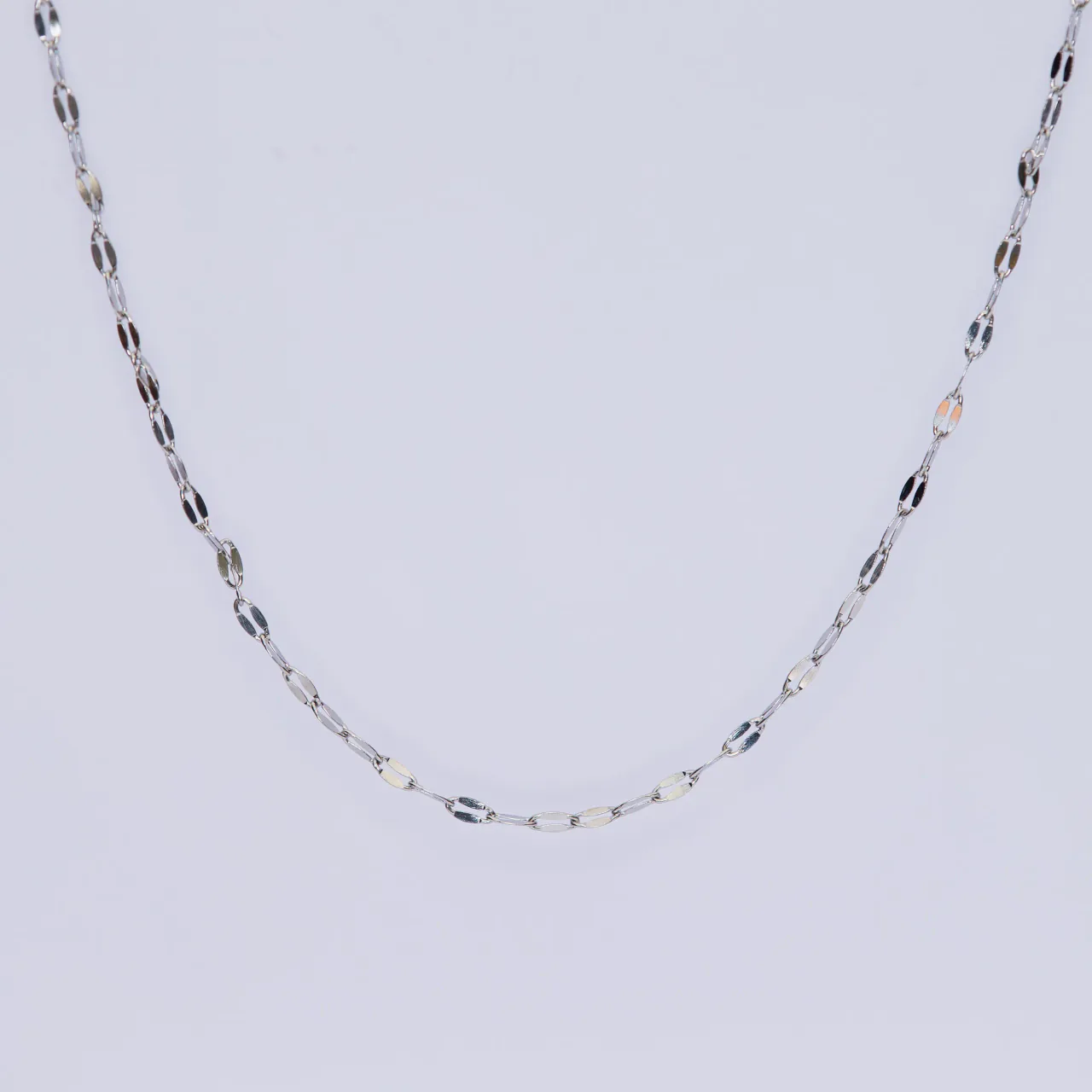 The Isa silver necklace — a flat faceted mariner chain